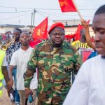 Quand un député en tenue militaire harangue la foule : une violation de la loi passée sous silence ?