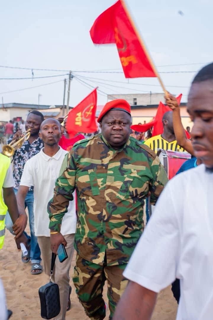 Quand un député en tenue militaire harangue la…