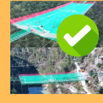 Terrain de football pour enfants suspendu à 100 mètres en Chine : Cette photo est authentique